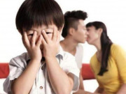 Làm mẹ - Đang xem tivi cùng con trai bỗng có cảnh nóng, mẹ liền nhờ bé đi rót nước, câu trả lời khiến mẹ đứng hình