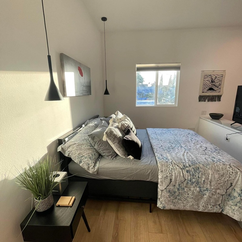 Phòng ngủ đơn bài trí đơn giản. Căn phòng có đủ ánh sáng, ấm áp và sự riêng tư.
