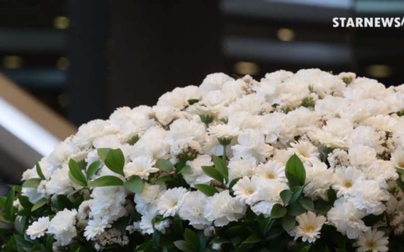 Rất nhiều hoa trắng được gửi đến tang lễ của Moonbin. Người hâm mộ đau lòng trước sự ra đi đột ngột của anh.
