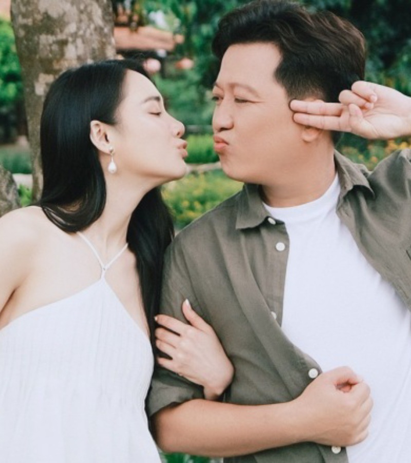 Trường Giang - Nhã Phương là một trong những cặp vợ chồng diễn viên nổi tiếng của showbiz Việt. Kết hôn vào tháng 9/2018, cuộc sống hôn nhân viên mãn của họ được nhiều người ngưỡng mộ.
