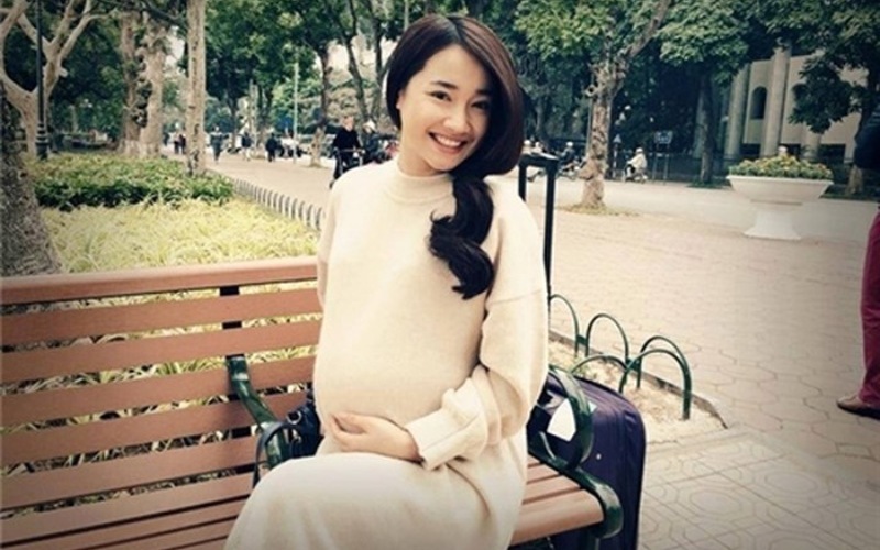 Sau khi kết hôn vào tháng 9/2018, tin đồn Nhã Phương mang thai đã 'râm ran' trên MXH. Tới tháng 1/2019, Nhã Phương xác nhận mang thai, cho biết em bé sẽ chào đời vào đầu tháng 2. Cùng trong tháng đó, nữ diễn viên sinh con gái đầu lòng nhưng giấu kín thông tin.
