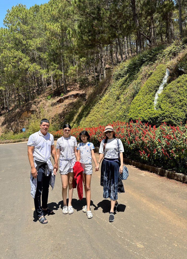 Hai con gái Bình Minh hưởng gen chiều cao, chân dài từ bố.