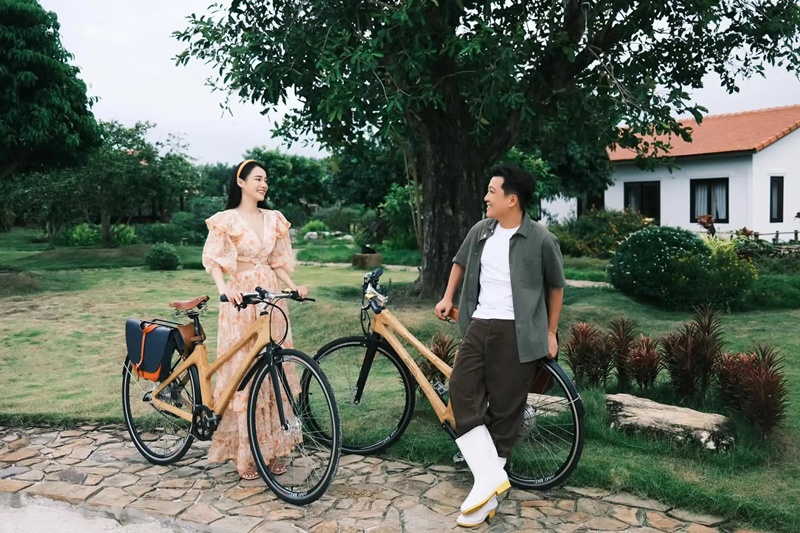 Tổ ấm hạnh phúc của cặp đôi nổi tiếng showbiz Việt được nhiều người ngưỡng mộ. Sau 5 năm bên nhau, vợ chồng "Mười Khó" còn có cuộc sống sung túc với khối tài sản đáng nể.
