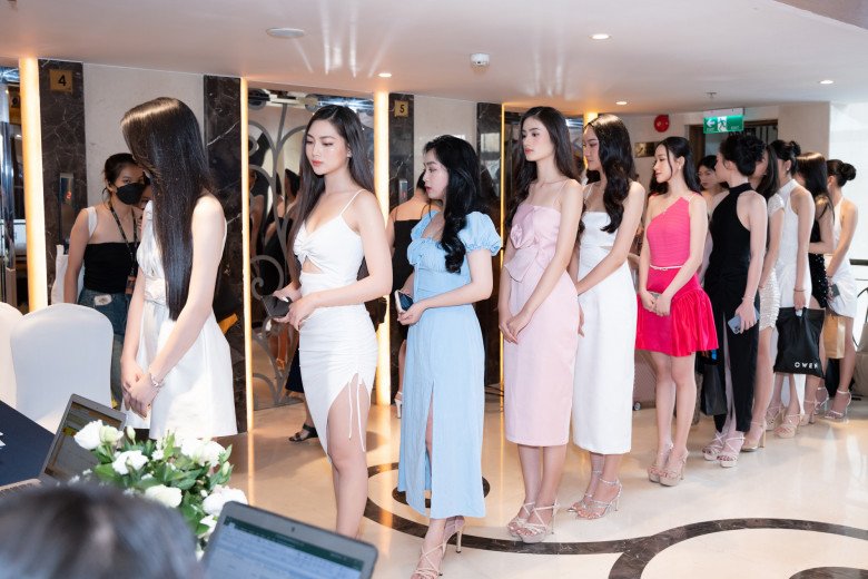 Dàn mỹ nữ bước vào ngày thi đầu tiên của Miss World Vietnam, nhan sắc ngoài không khác trên ảnh - 1