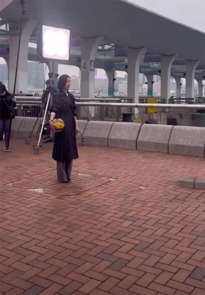 Chị đại này đang tham gia phim mới nhưng thần thái vẫn nổi bật.