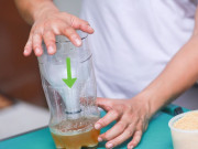 Nhà đẹp - Cho chút dầu ăn vào chai nhựa rỗng, để vào góc khuất một đêm, sáng hôm sau điều kỳ diệu sẽ xảy ra