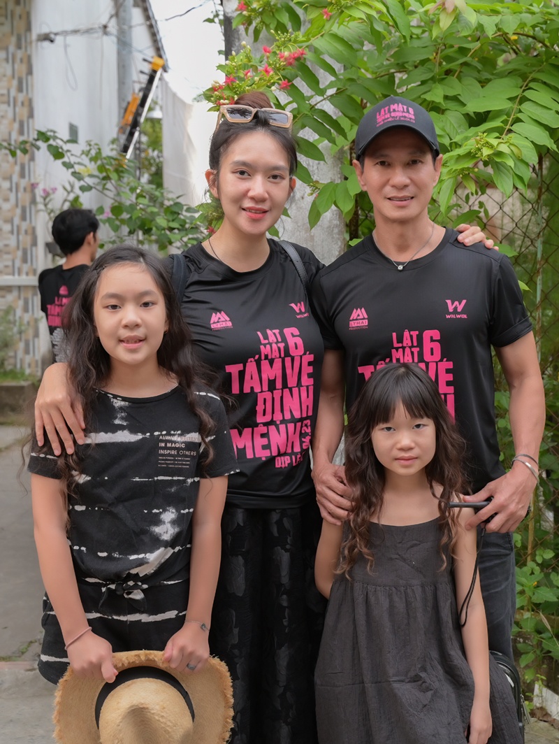 Trong showbiz Việt, gia đình Lý Hải - Minh Hà luôn khiến khán giả ngưỡng mộ vì cuộc sống hạnh phúc, kín tiếng và không hề có drama. Đặc biệt, họ luôn đồng hành và ủng hộ nhau trong mọi dự án như hình với bóng.
