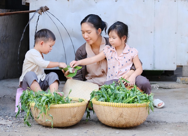 Giống anh trai và em út, Cherry thì đã xuất hiện trong Lật Mặt và Lật Mặt 4: Nhà Có Khách và lần này là Lật Mặt 6: Tấm Vé Định Mệnh.
