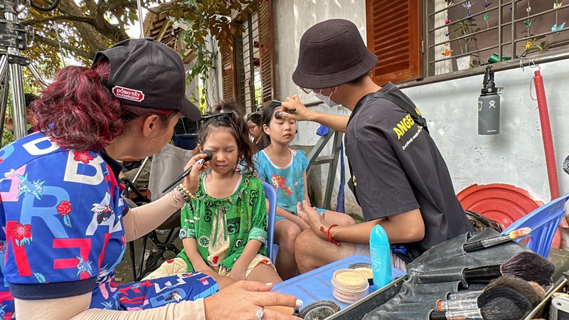 Đến trường quay, cả Sunny lẫn Cherry đều rất nghiêm túc và chuẩn bị kỹ lưỡng khi trang điểm lem luốc, đen đúa, quần áo sờn cũ từ đầu tới chân.
