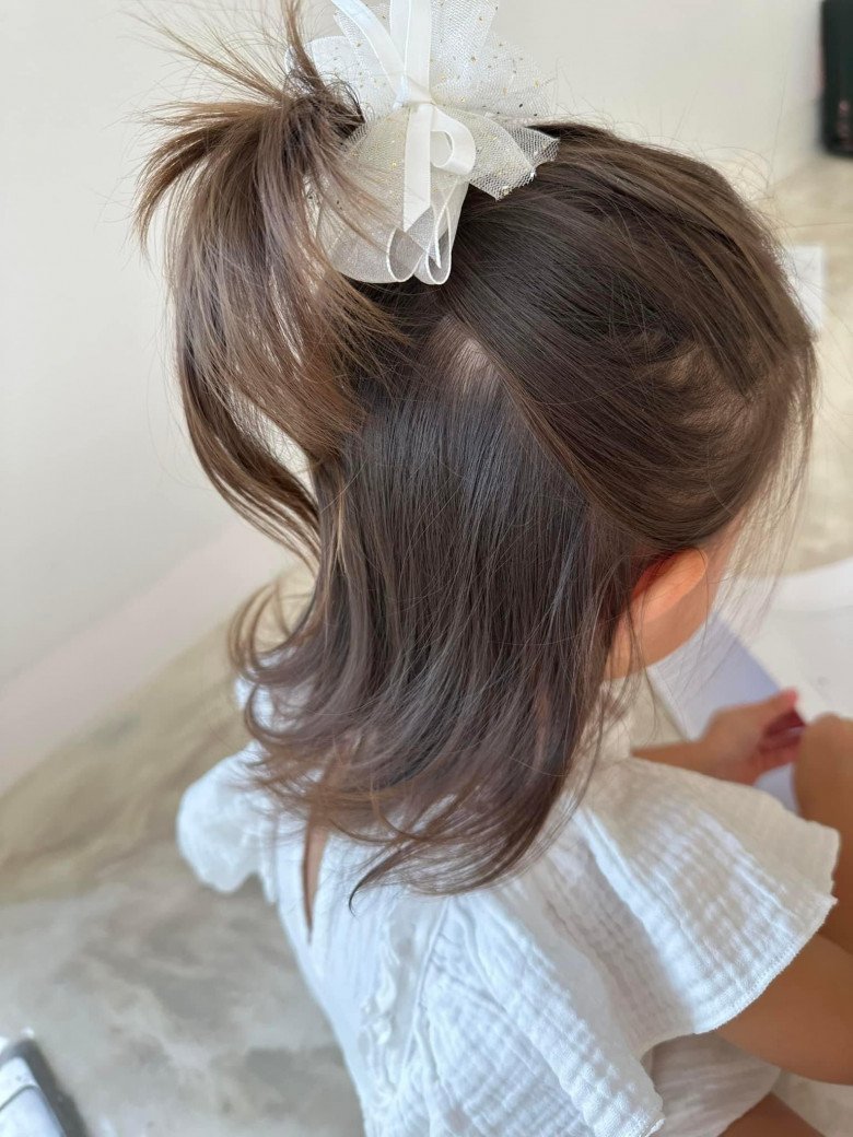 Công chúa độc nhất nhà Hồ Ngọc Hà có chục kiểu tóc đẹp mắt, các mẹ dễ dàng tham khảo cho bé - 5