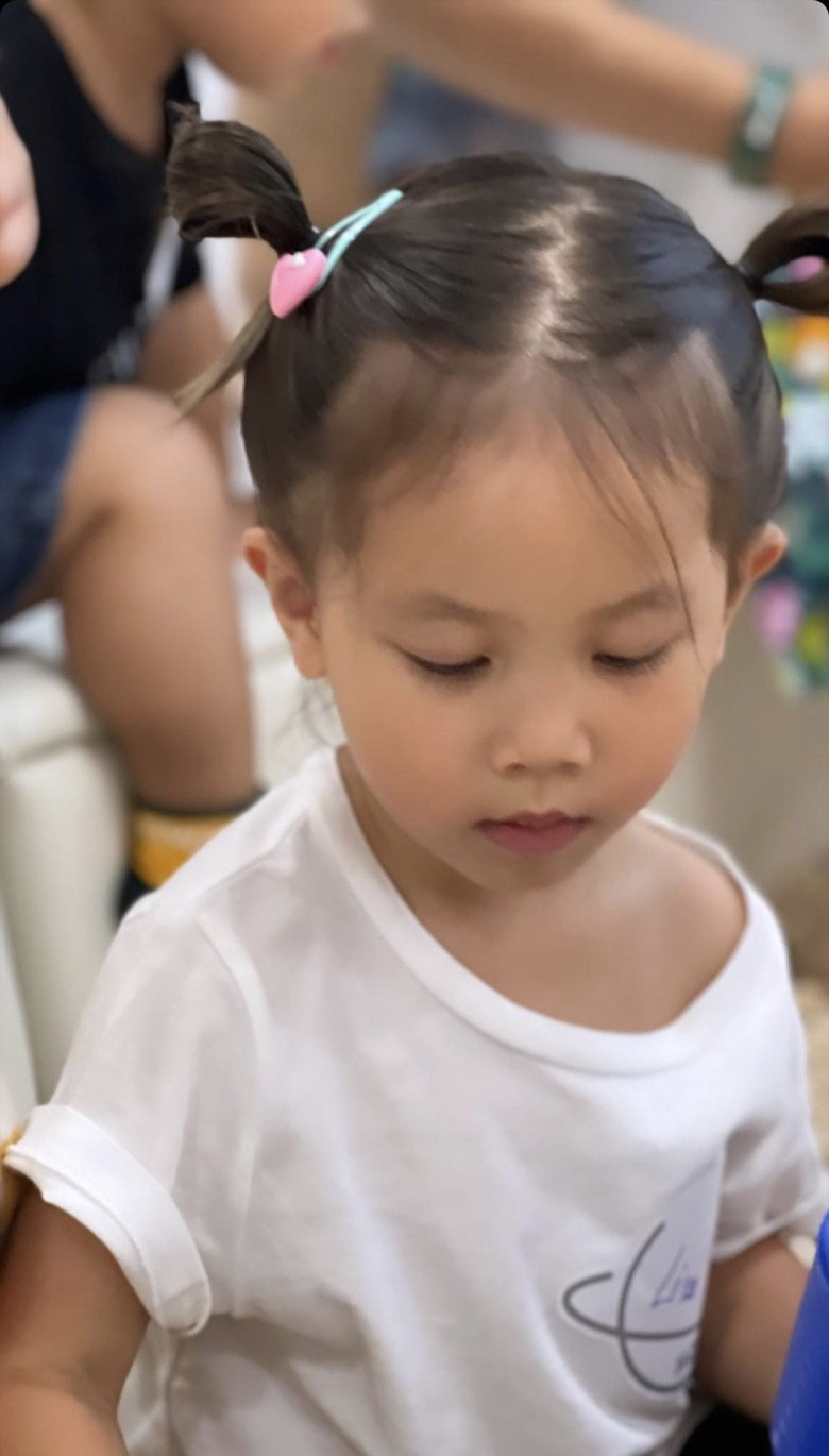 Công chúa độc nhất nhà Hồ Ngọc Hà có chục kiểu tóc đẹp mắt, các mẹ dễ dàng tham khảo cho bé - 6