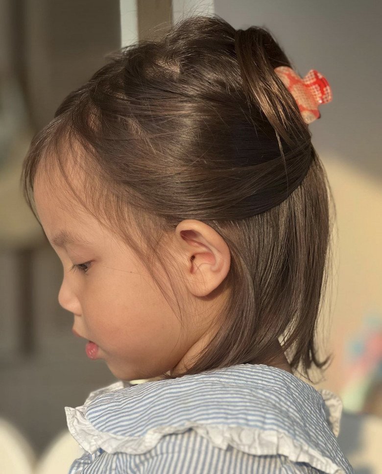 Công chúa độc nhất nhà Hồ Ngọc Hà có chục kiểu tóc đẹp mắt, các mẹ dễ dàng tham khảo cho bé - 15