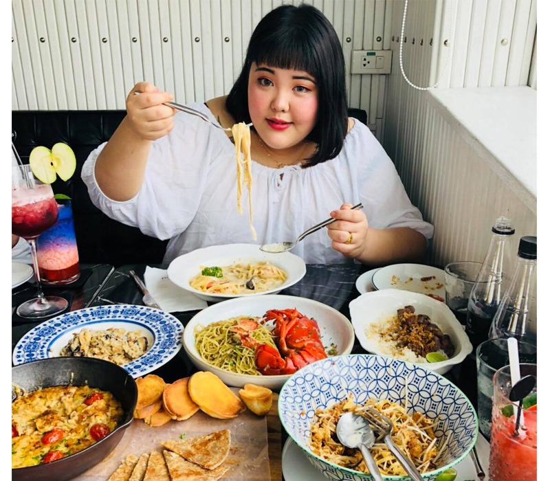 Yang Soobin vốn nổi tiếng nhờ những clip mukbang (phát sóng cảnh ăn uống) ngon mắt và được gọi với biệt danh "thánh ăn Hàn Quốc". Tuy nhiên, cũng vì sở thích ăn uống và quay mukbang, cân nặng của cô ngày càng tăng, chạm mốc 138 kg vào thời điểm nặng nhất.
