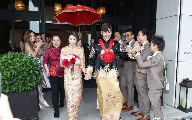 Mới đây, đám cưới hai nghệ sĩ TVB Trần Gia Nhạc và Liên Thi Nhã diễn ra hôm 24/4 theo phong cách truyền thống.
