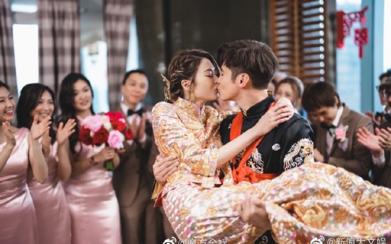 Hôn lễ Trần Gia Nhạc và Liên Thi Nhã tổ chức ở khách sạn Rosewood, Tsim Sha Tsui dưới sự chứng kiến của hai họ và bạn bè thân thiết. Cô dâu chú rể diện trang phục truyền thống hôn nhau thắm thiết.
