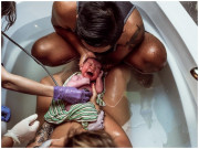 Bà bầu - Nghẹt thở với khoảnh khắc mẹ bầu tự đỡ đẻ cho chính mình