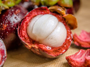 Bếp Eva - Mua măng cụt thấy quả có vệt mủ vàng bám vỏ có nên vứt bỏ? Đọc ngay số 4 là biết đúng hay sai?