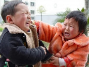 Làm mẹ - Bị bạn giật đồ, phản ứng mạnh mẽ của con gái khiến người lạ tức giận nhưng mẹ lại tự hào