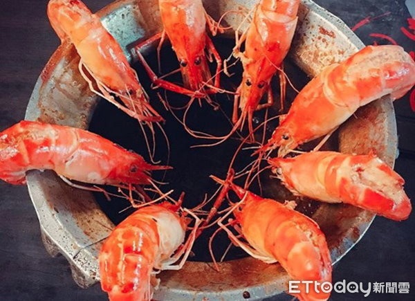 Khi mẹ bạn trai nhìn thấy món tôm trên bàn ăn đã tức giận bỏ về. (Ảnh minh họa)