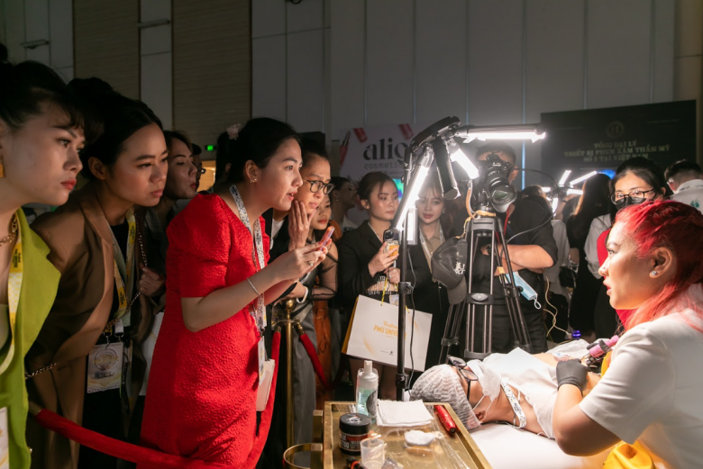 Nguyễn Mỹ Linh với “kỹ thuật Ink 2 Pink” độc đáo tại Festival PMU Universe Awards 2023 - 3