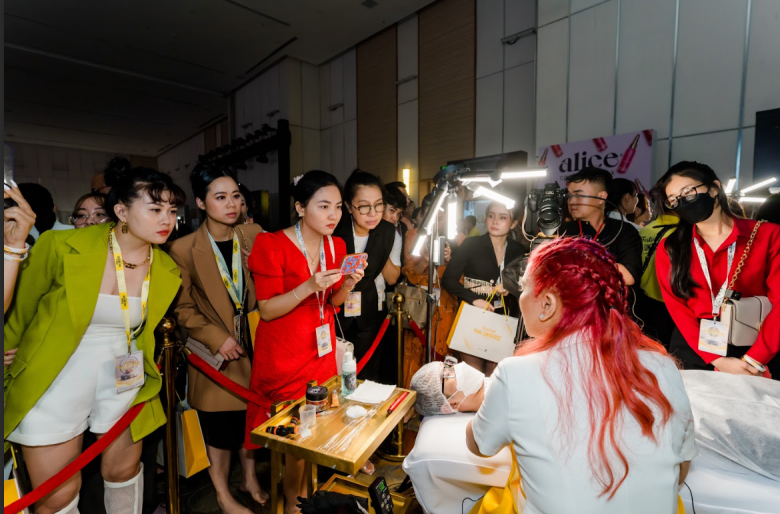 Nguyễn Mỹ Linh với “kỹ thuật Ink 2 Pink” độc đáo tại Festival PMU Universe Awards 2023 - 4