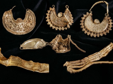 Kho báu đầy vàng bạc rất hiếm được khai quật ở Hà Lan