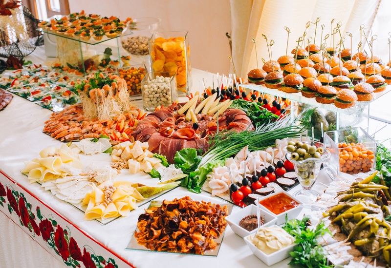 Buffet là một hình thức ăn uống tự chọn được nhiều người thích thú và lựa chọn cho những dịp liên hoan công ty, tụ tập bạn bè, người thân… Đi ăn buffet bạn có thể thưởng thức đủ món khai vị, tráng miệng, đến món chính, đồ uống hấp dẫn từ Âu đến Á.
