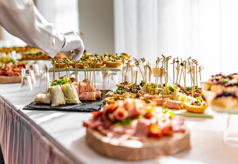 Buffet cũng là một lựa chọn thú vị cho những ai thích hải sản vì sẽ có những quầy hải sản riêng để người ăn lựa chọn món mình thích như ốc, ngao, sò, cua, ghẹ…
