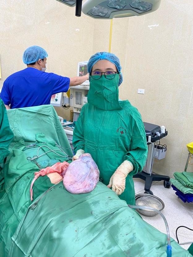 Khối u nhầy buồng trứng nặng 8kg được lấy ra khỏi bụng bệnh nhân