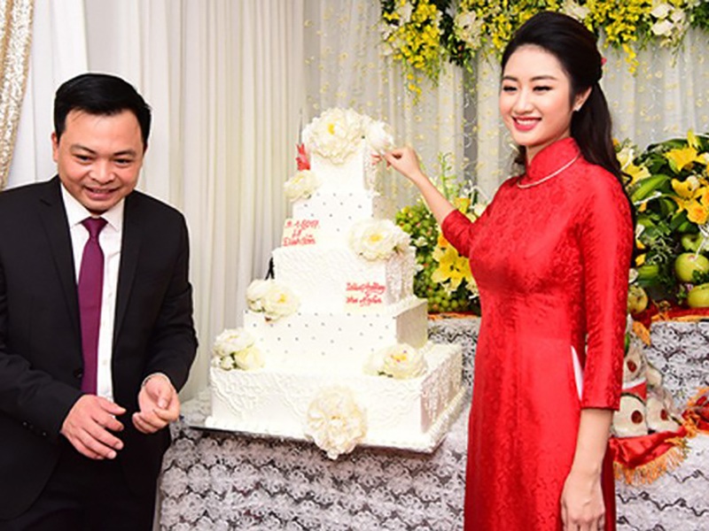 Ở tuổi 40, doanh nhân Doãn Văn Phương đã "ghi bàn thắng" cuộc đời bằng cuộc hôn nhân với Hoa hậu Bản sắc Việt 2016 - Thu Ngân. 
