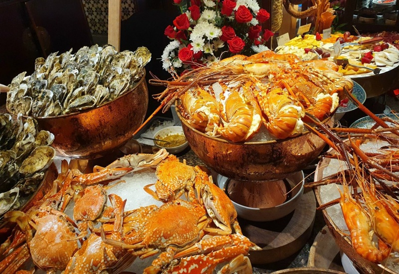 Khi đi ăn buffet, nhiều người thường tập trung vào thưởng thức một số món dưới đây mà không hề biết rằng làm vậy là vô cùng thiệt thòi so với số tiền mình bỏ ra.
