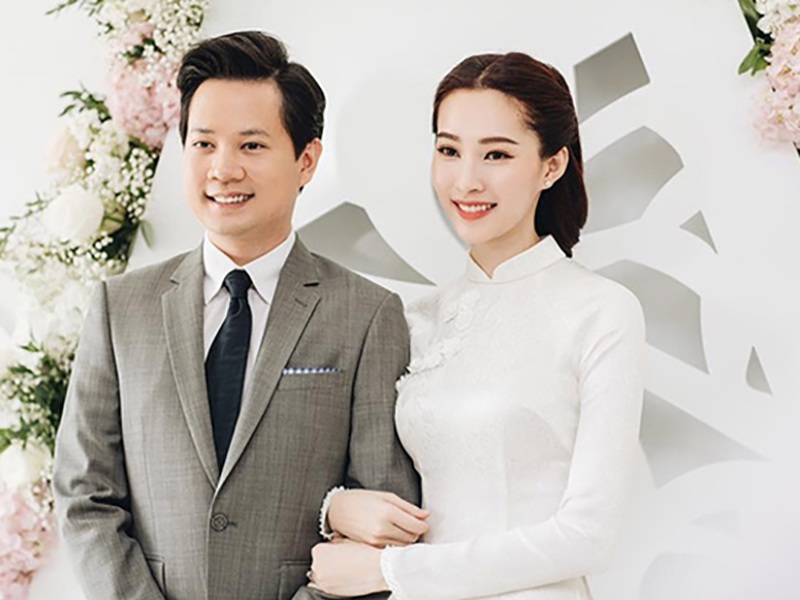 Doanh nhân Nguyễn Trung Tín có một sự nghiệp đáng nể, một cuộc hôn nhân hạnh phúc bên người vợ tài sắc vẹn toàn – Đặng Thu Thảo.
