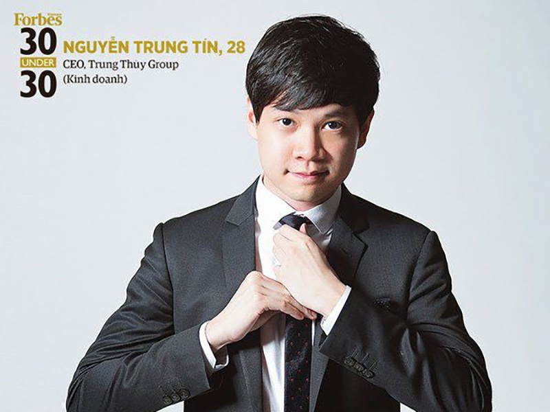 Anh sinh năm 1987 trong một gia đình “trâm anh thế phiệt”. Trung Tín chính là người thừa kế của tập đoàn nổi tiếng Trung Thủy Group và cũng là 1 trong 30 gương mặt trẻ dưới 30 tuổi được tạp chí Forbes Việt Nam vinh danh hồi đầu năm 2015.
