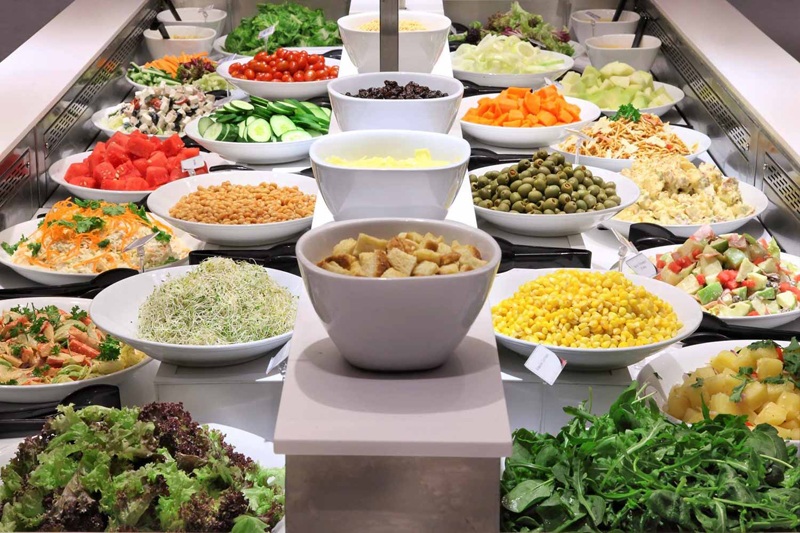 Salad ở các nhà hang buffet vô cùng đa dạng, phong phú. Có những nơi salad được trộn sẵn, nhưng cũng có những nơi bạn có thể tự lựa chọn nguyên liệu bày sẵn, tự trộn với các sốt mình yêu thích theo khẩu vị.
