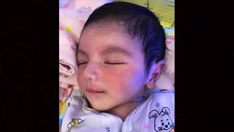 Cách đây 6 năm, hình ảnh cậu bé Arsya đến từ Thái Lan được lan truyền khắp châu Á vì ngoại hình 'đẹp từ trong trứng nước', sắc nét ngày từ khi mới chào đời. Cậu bé được nhiều người ưu ái gọi là em bé sơ sinh đẹp nhất Thái Lan.
