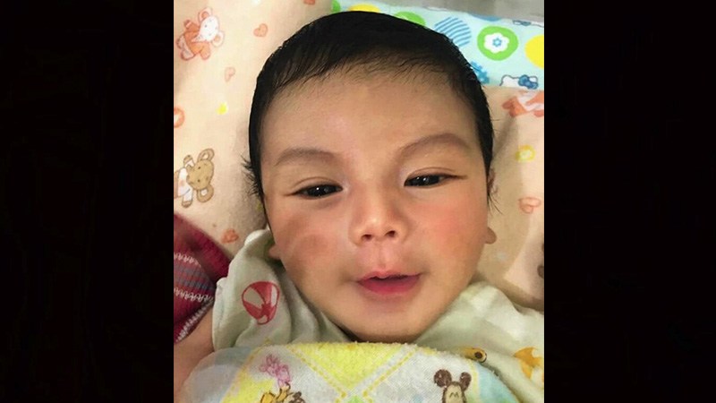 Sinh non ở tháng thứ 7, nhưng 'em bé sơ sinh đẹp nhất Thái Lan' vẫn sở hữu đôi mắt to, sống mũi cao, gương mặt trái xoan hoàn hảo,... được nhiều mẹ bỉm xin vía bỏ bụng.
