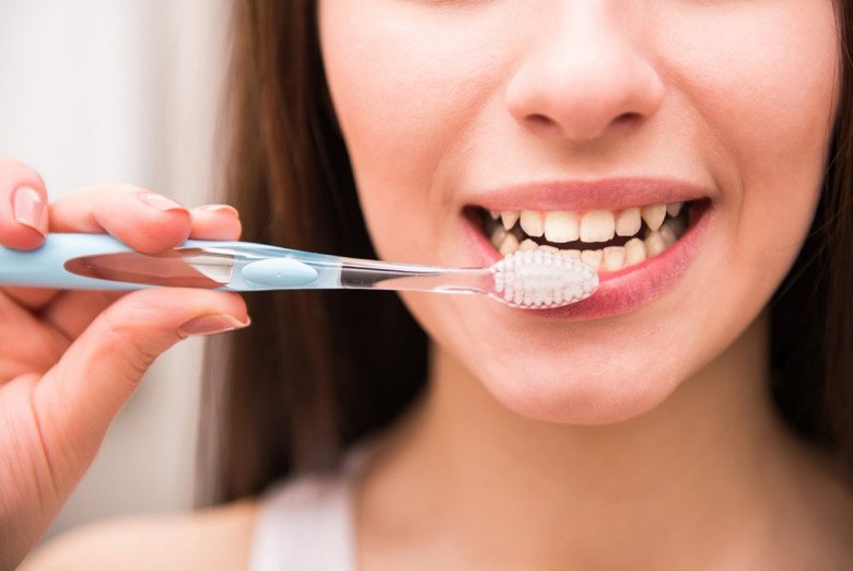 Có nên nhúng kem đánh răng vào nước trước khi đánh răng không? Nhiều người không hiểu rõ nên răng ố vàng - 4