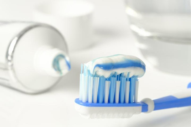 Có nên nhúng kem đánh răng vào nước trước khi đánh răng không? Nhiều người không hiểu rõ nên răng ố vàng - 3