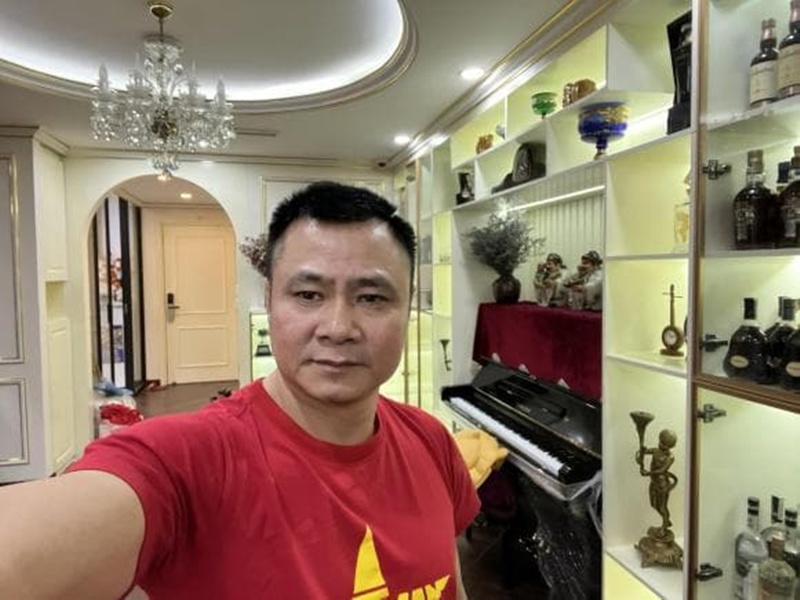 Nghệ sĩ "Táo Quân" và bà xã giảng viên cũng nhiều lần selfie ở góc này. Có cả cây đàn và nhiều đồ decor thú vị.
