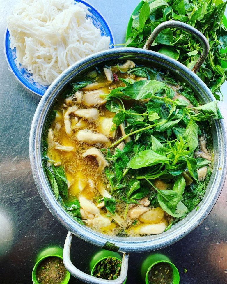 Lẩu gà lá é là món ăn đặc sản của tỉnh Phú Yên, được rất nhiều người thích ăn. (Ảnh minh họa)