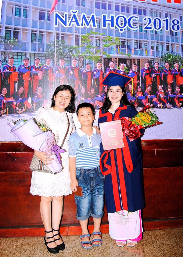 Làm mẹ ở tuổi 44 với chị Huyền là 1 hành trình trải nghiệm đầy khác biệt so với khi lần đầu làm mẹ. (Ảnh: NVCC)