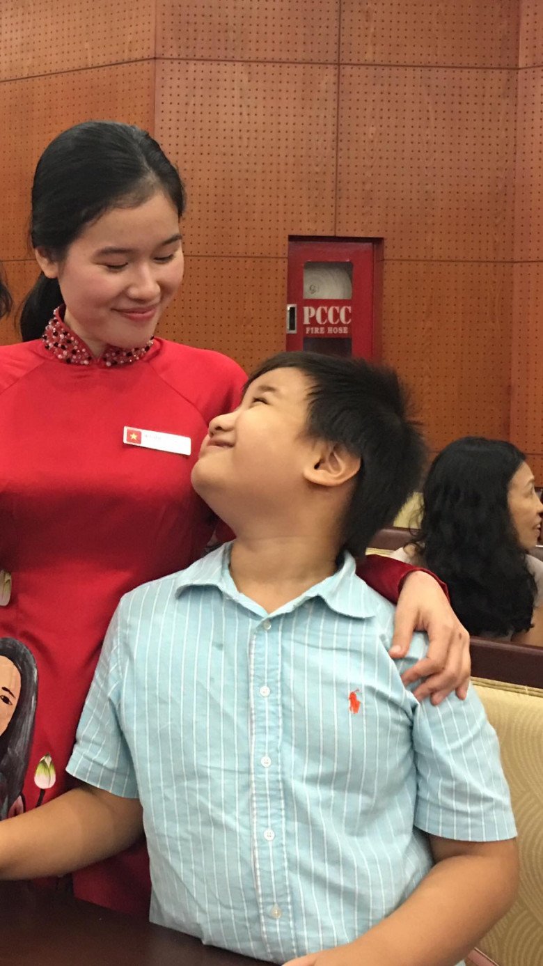 2 con chị Huyền cách nhau 15 tuổi nhưng luôn yêu thương nhau. (Ảnh: NVCC)