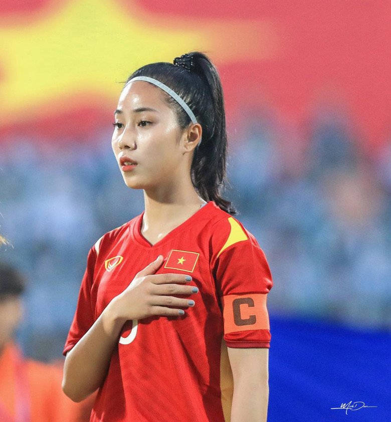 Nữ cầu thủ đội tuyển Việt Nam vừa tròn 19 tuổi, trên sân bóng kín bưng, ngoài đời mát mẻ với bikini hai mảnh - 1