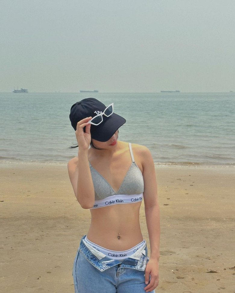 Nữ cầu thủ đội tuyển Việt Nam vừa tròn 19 tuổi, trên sân bóng kín bưng, ngoài đời mát mẻ với bikini hai mảnh - 7
