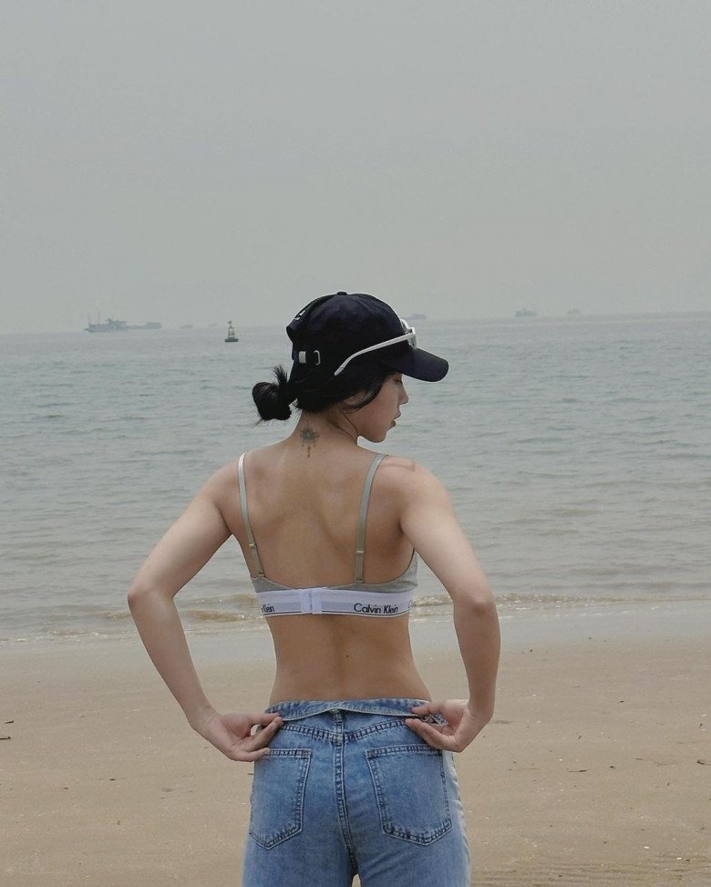 Nữ cầu thủ đội tuyển Việt Nam vừa tròn 19 tuổi, trên sân bóng kín bưng, ngoài đời mát mẻ với bikini hai mảnh - 8