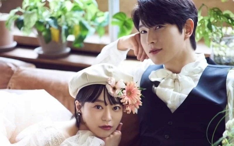 Được biết, nữ diễn viên Kang Yeon Jung vừa khoe ảnh cưới đồng thời công bố lên xe hoa với ca sĩ, diễn viên nhạc kịch Bae Doo Hoon.
