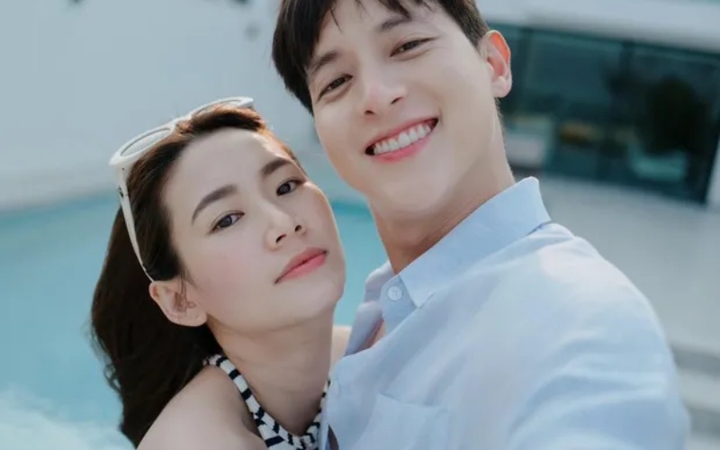 Mới đây, "Hoàng tử nụ cười" James Jirayu vừa bất ngờ đăng ảnh hẹn hò cùng bạn gái Foam Ben trên trang cá nhân. Anh viết: "Quay lưng với máy ảnh, quay mặt ra biển, hướng trái tim về phía em".
