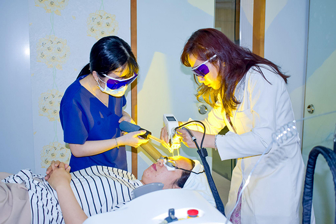 Phòng khám bác sĩ Phạm Thúy An cập nhật công nghệ Laser Quanta 585 trong việc điều trị giãn mao mạch - 1