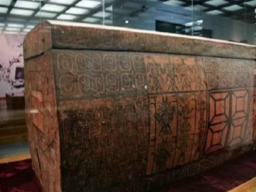 Sự thật đáng sợ về ngôi mộ cổ chứa quan tài 21 mỹ nhân nổi lềnh bềnh cùng hàng ngàn vàng bạc châu báu