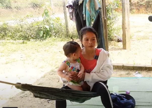 Chị Sanh bế con gái út và tâm sự mọi chuyện đã qua.